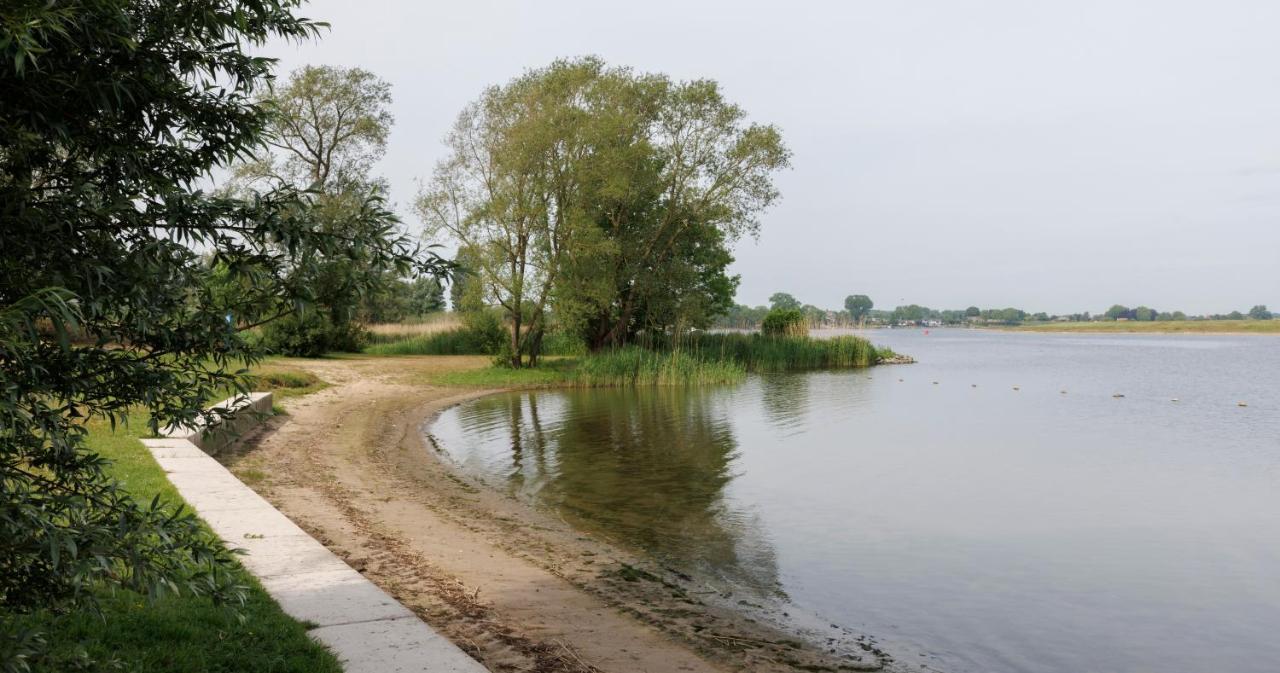 Cool Huisje Aan De Maas Op-Andel Exterior foto